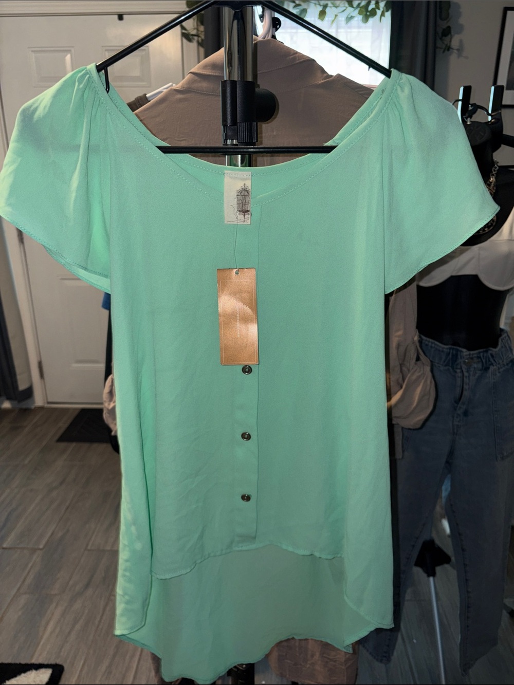Francesca's Collections Mint Green Button-Front Flutter Sleeve Blouse Small